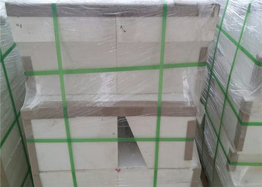 白い固体鋼玉石の煉瓦高温抵抗によって溶かされる鋳造物のブロック